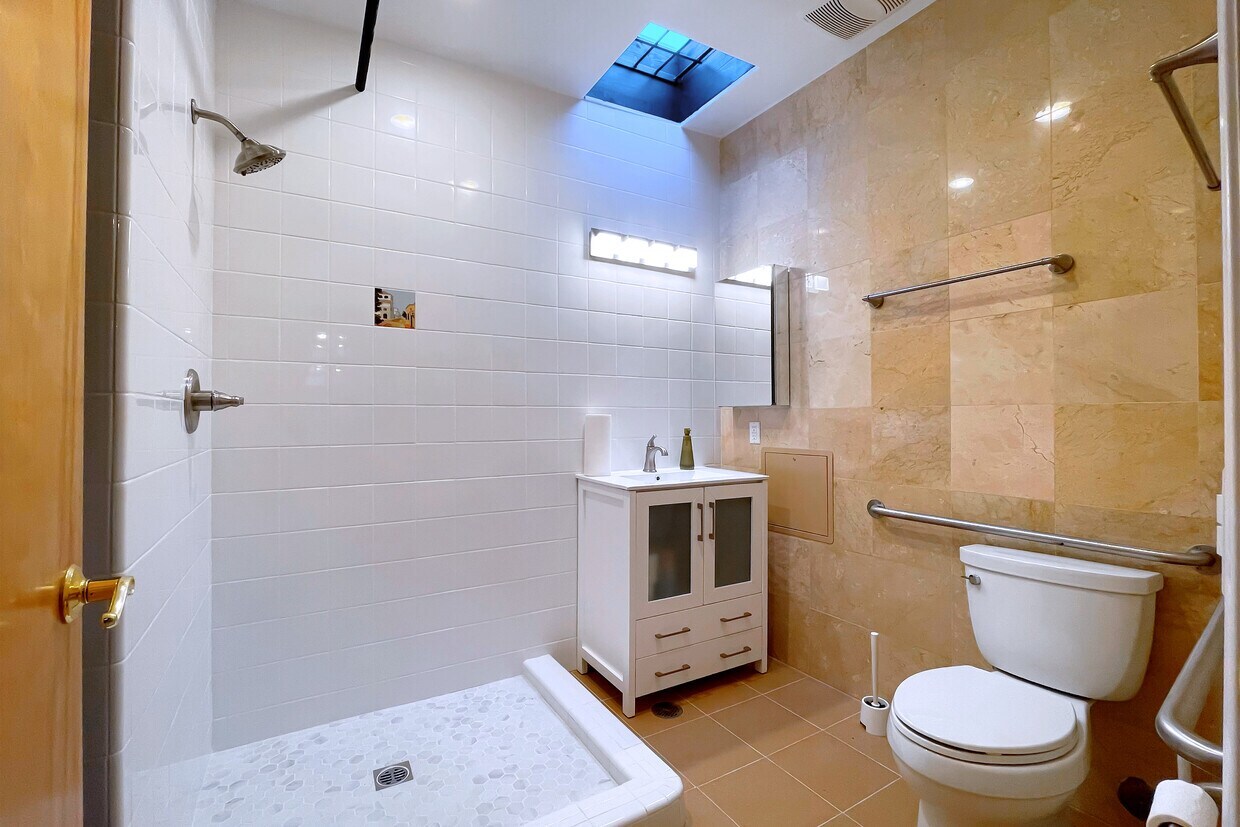 Building Photo - 5401 Alvern Cir