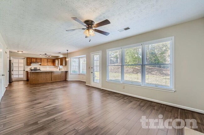 Building Photo - 10930 Pinehigh Dr