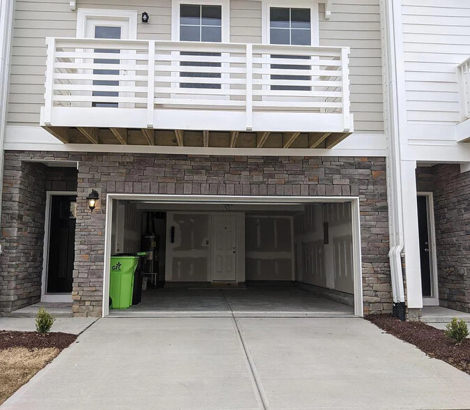 Building Photo - Room in Townhome on Diamond Dove Ln