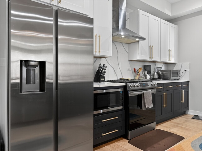 Building Photo - 2451 N Albany Ave