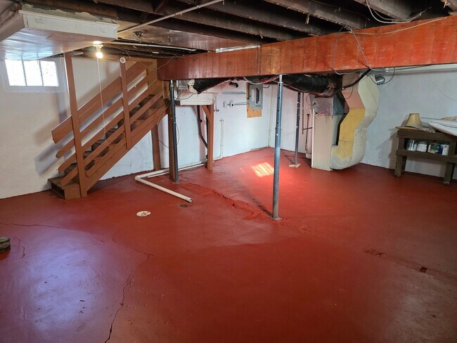 Building Photo - Large 3 Bedroom newly updated house for rent!