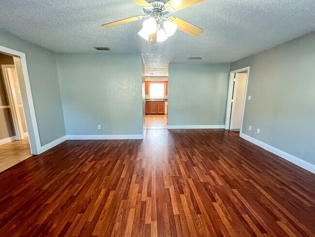 Building Photo - Pet Friendly 5BR/3BA Pool home in Northwoo...