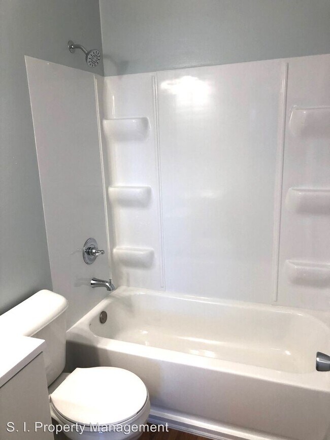 Building Photo - 621 Bryan Ave