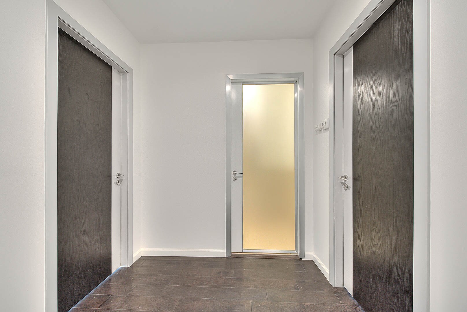 Building Photo - 1952 N Beachwood Dr