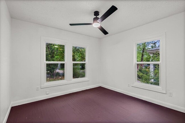 Building Photo - 2206 Rountree Dr