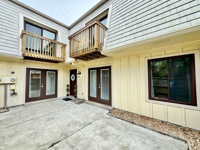 Building Photo - READY 06-11-26!! Fantastic Condo By The Beach! Fenced Patio - All Appliances - Community Pool!