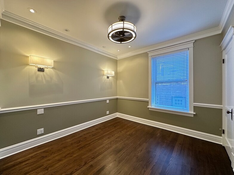 Building Photo - 1915 W Berenice Ave