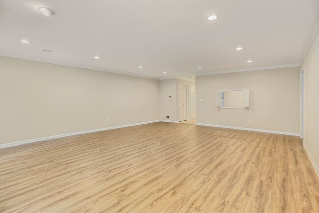Building Photo - 2 Bed 2 Bath - Bethesda Condo - Large Outd...