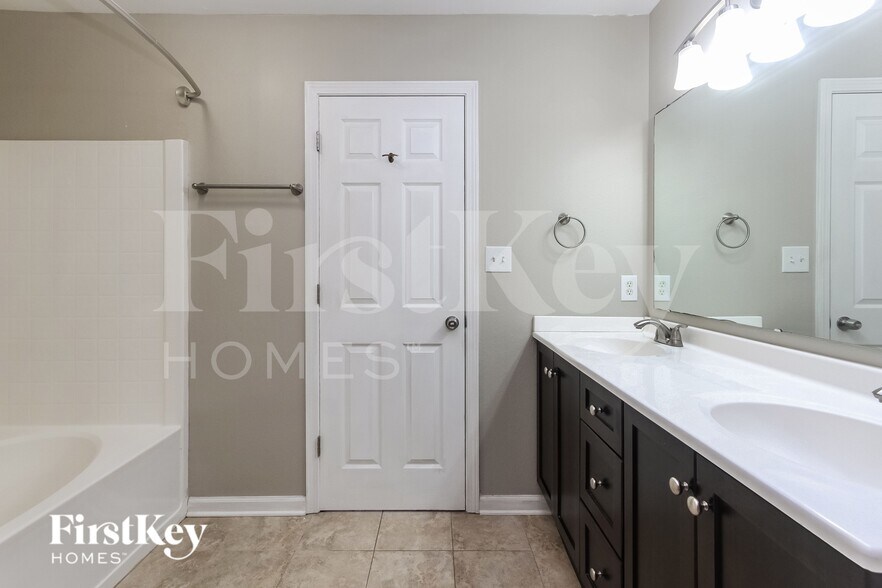 Building Photo - 2634 Lullwater Ln