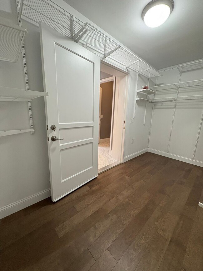 Building Photo - Welcome to your new home in the heart of S...