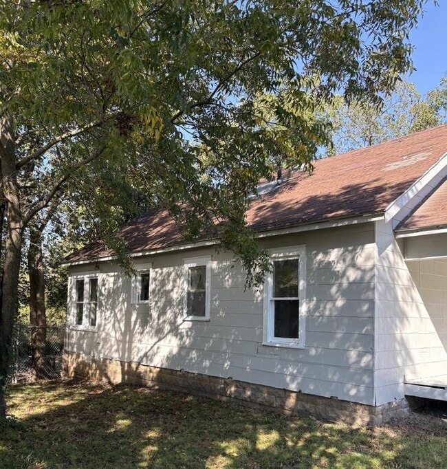 Building Photo - 1301 S Armstrong Ave