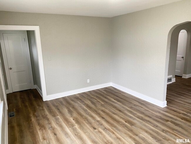 Building Photo - 303 Central St