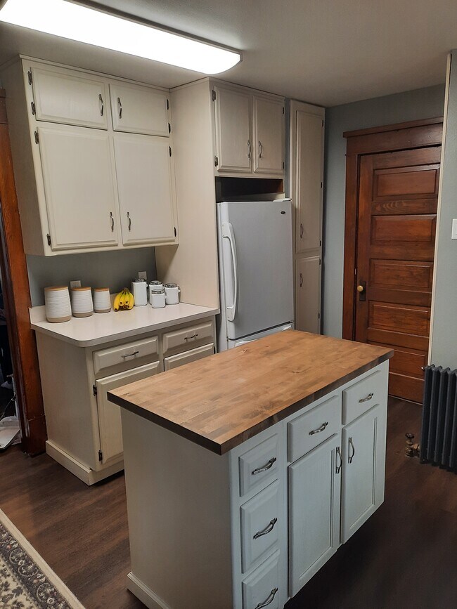 Building Photo - 224 E Dell St