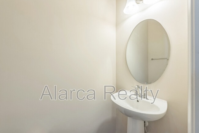Building Photo - 2455 Silverthorn Dr
