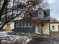 Building Photo - 3 Bedroom 2 bath House Available for Move ...