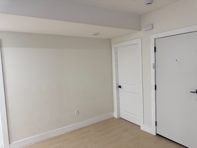 Building Photo - 466 Avon Ave