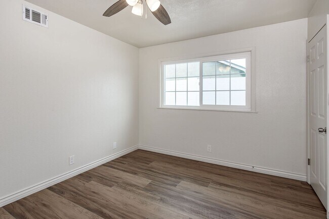 Building Photo - Your Newly Renovated Huntington Beach Oasi...