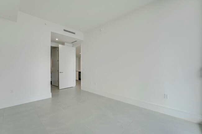 Building Photo - 220 Lake Shore Dr