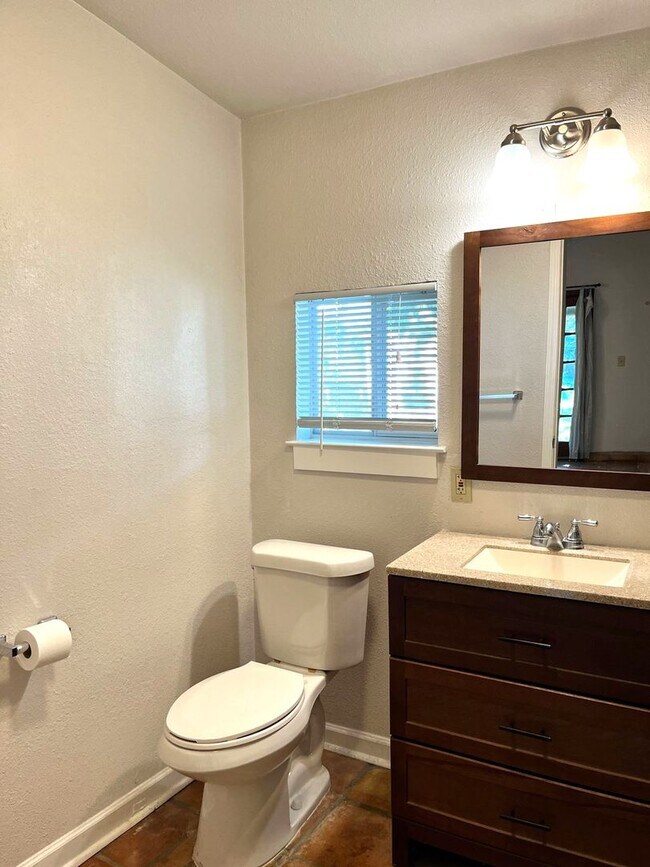 Building Photo - 4715 Howard St