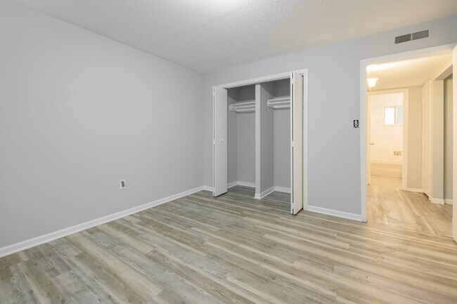 Building Photo - 109 E Holston Ln