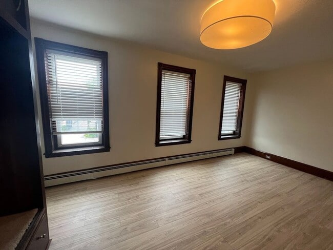 Building Photo - 5 Bed 2.5 Bath Single-Family Home