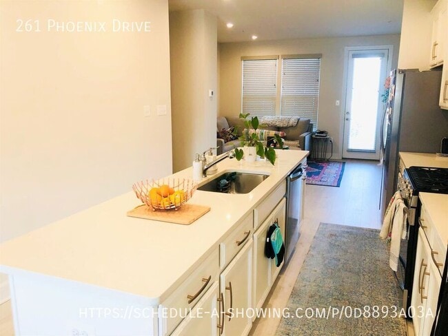 Building Photo - 261 Phoenix Dr