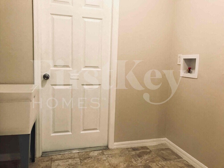 Building Photo - 1016 SW 37th Terrace