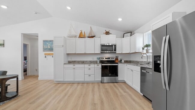 Building Photo - Introducing a charming 2-bedroom, 1-bathro...