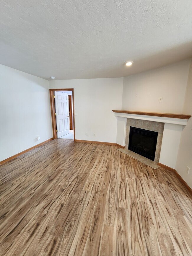 Building Photo - Beautiful 3 Bedroom, 2 Bathroom Home in Aspen Place!