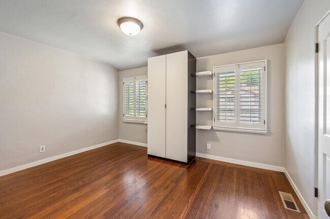 Building Photo - Mediterranean Beauty in Crescent Park – 5B...