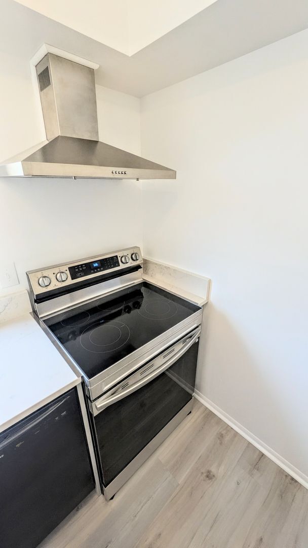 Building Photo - Annual fully remodeled unfurnished spacious 3/2 duplex in Bradenton.