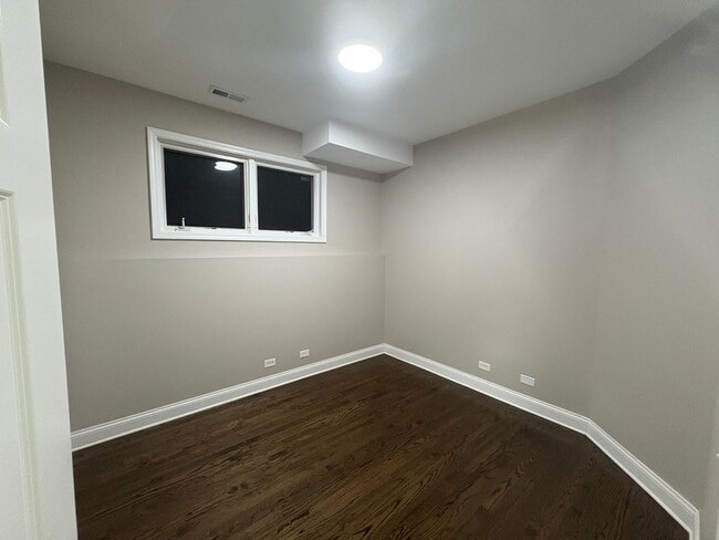 Building Photo - Spacious 2BD/2BA w/ High Ceilings + Modern...