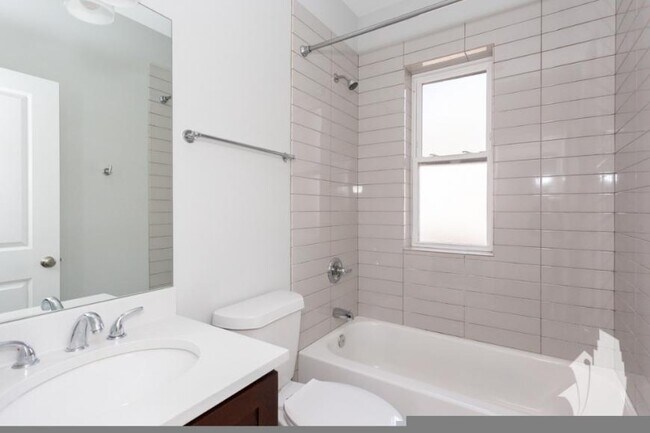 Building Photo - 2 bedroom in Chicago IL 60613