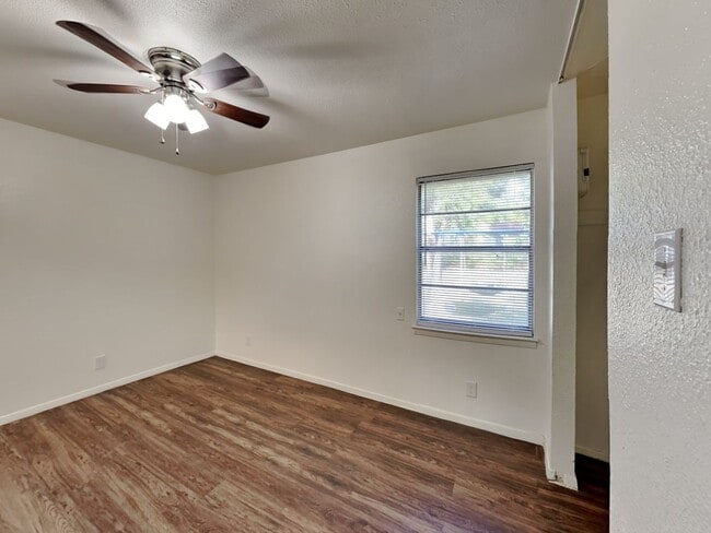 Building Photo - ADORABLE HOME IN ARLINGTON!