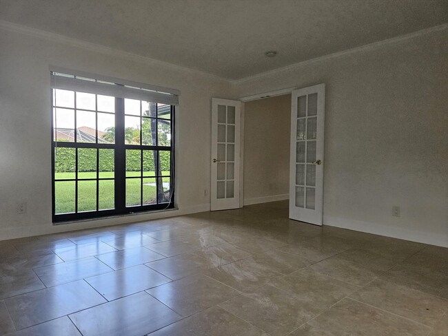 Building Photo - 435 Pine Villa Dr