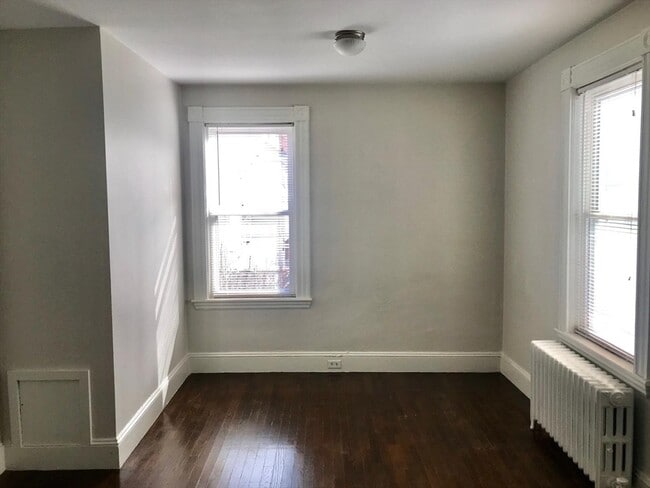 Building Photo - 11 W Elm Ave