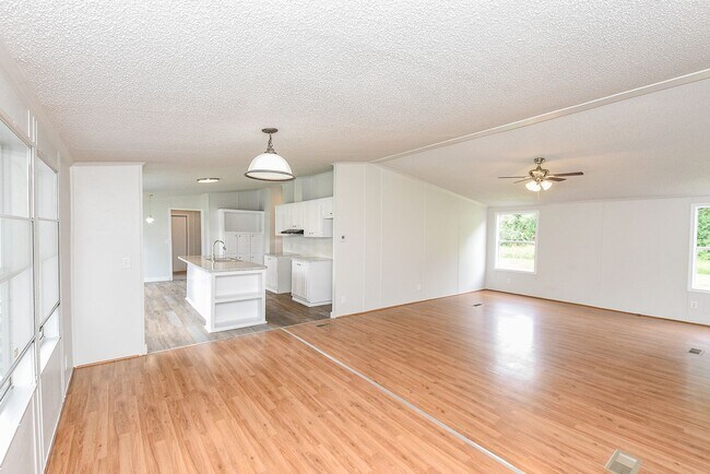 Building Photo - Double wide and magnificent Mobile Home in...