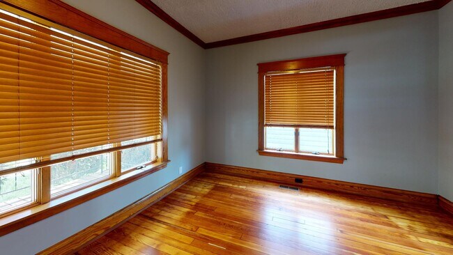 Building Photo - 1025 Park St SW