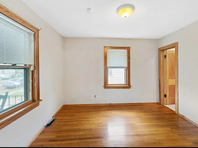 Building Photo - 423 Putnam Ave