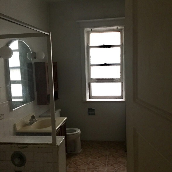 Building Photo - 434 W Roslyn Pl