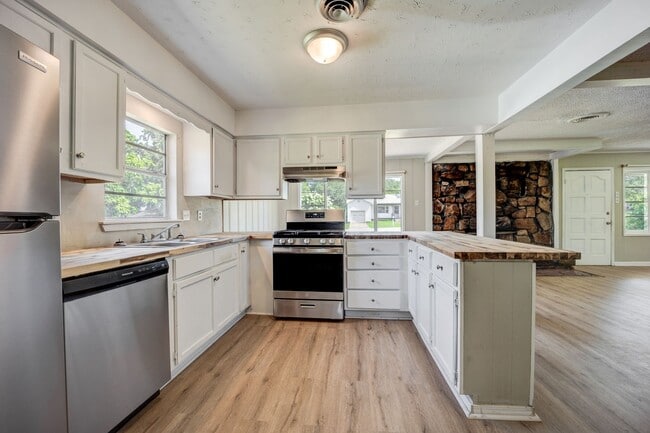 Building Photo - Freshly Updated 3 Bedroom Home
