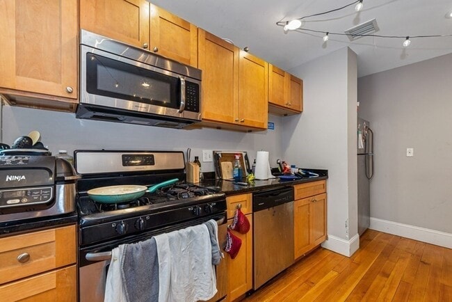 Building Photo - Mission Hill 5-Bed