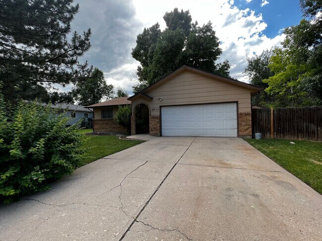 Building Photo - 3 Bedroom 2 Bathroom Ranch Style Home!