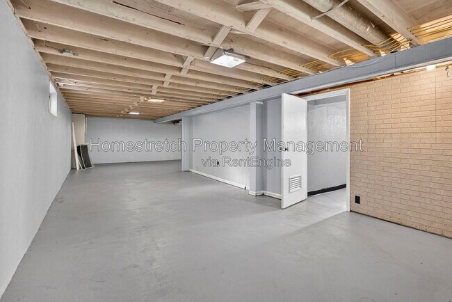 Building Photo - 2247 Hollis Dr