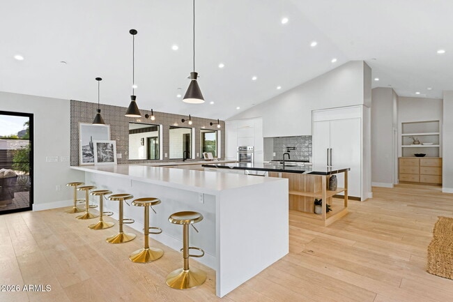 Building Photo - 3842 E San Miguel Ave