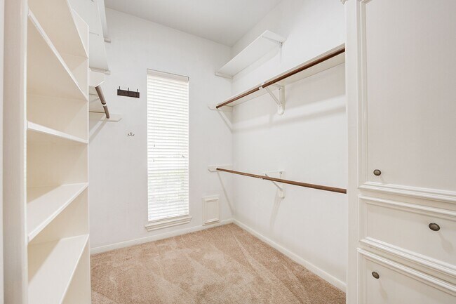 Building Photo - 11 E Wedgemere Cir