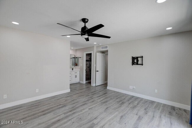 Building Photo - 917 N 87th Pl