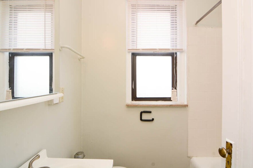 Building Photo - 3824 N Fremont