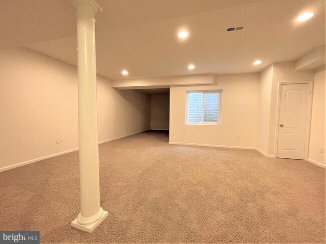 Building Photo - 283 N Bayberry Pkwy