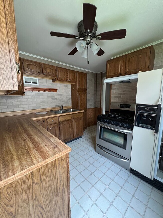 Building Photo - 4 Bedroom 2 Bath House Available in Wausau NOW!